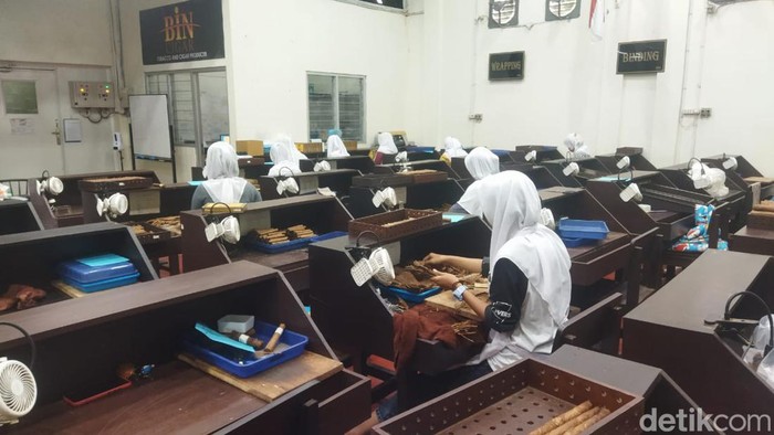 Ini Dia Cerutu Made In Jember yang Mendunia Kualitas cerutu Jember memang sudah tidak diragukan lagi. Bahkan tidak kalah dari cerutu buatan luar negeri. Seperti cerutu Kuba atau AS lho.