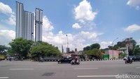 Kampung Tengah namanya. Lokasinya berada di Jalan Ahmad Yani arah Wonokromo dan arah Bundaran Waru.