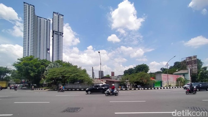 Sebuah kampung di Surabaya berada di tengah Jalan Ahmad Yani arah Wonokromo dan arah Bundaran Waru. Total ada 62 KK di kampung tersebut.
