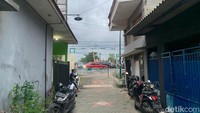 Suliono menyebut, itu belum termasuk warga yang indekos/kontrak di kampung tersebut. Lalu ada juga 12 kartu keluarga musiman misal kayak yang ngekos, ngontrak ya. Total semua 62 KK, imbuhnya.