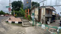 Awalnya, kampung tersebut menyambung dengan permukiman yang berada di sisi barat Jalan Ahmad Yani. Namun setelah ada pembangunan jalan arah Wonokromo, sejumlah rumah jadi terpisah, dan kini menjadi Kampung Jemur Gayungan RT O1 RW 03.