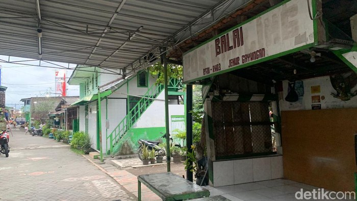 Ini Dia Kampung yang 'Terjepit' Deru Metropolitan Surabaya Sebuah kampung di Surabaya berada di tengah Jalan Ahmad Yani arah Wonokromo dan arah Bundaran Waru. Total ada 62 KK di kampung tersebut.