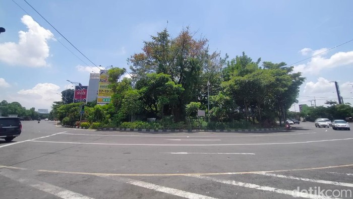 Sebuah kampung di Surabaya berada di tengah Jalan Ahmad Yani arah Wonokromo dan arah Bundaran Waru. Total ada 62 KK di kampung tersebut.