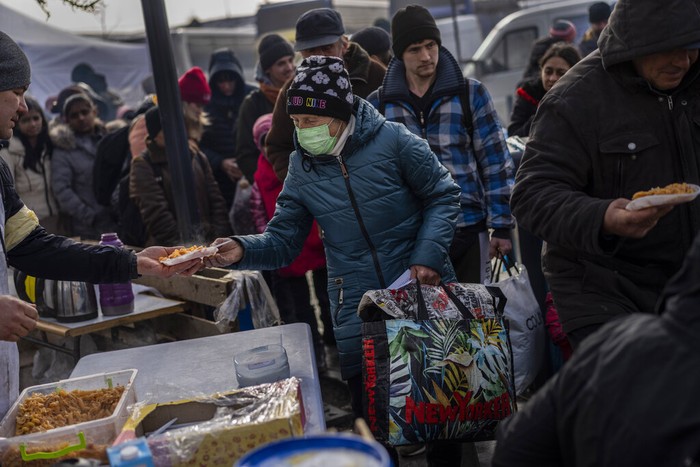 Intip Dapur Umum Darurat di Tengah Perang Ukraina Relawan mendirikan dapur umum di luar stasiun kereta Lviv, Ukraina. Makanan dibuat untuk para pengungsi akibat invasi Rusia.