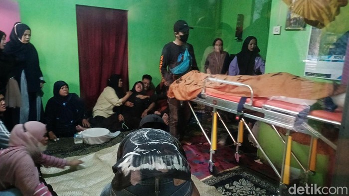 Isak Tangis Sambut Kedatangan Jenazah Nanay Berlyn di Cileunyi Isak tangis mewarnai kedatangan jenazah Rizna Apriliandhiny (22) alias Nanay Berlyn di rumahnya, Kampung Panyawungan, Desa Cileunyi Wetan, Kabupaten Bandung, Jumat (4/2/2022). Nanay Berlyn korban pembunuhan yang mayatnya diduga dibuang pelaku di semak-semak, Jalan Cisaranten Kulon III, Kecamatan Arcamanik, Kota Bandung, Kamis (3/3).