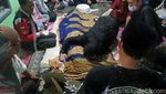 Isak Tangis Sambut Kedatangan Jenazah Nanay Berlyn di Cileunyi