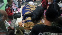 Nanay Berlyn korban pembunuhan yang mayatnya diduga dibuang pelaku di semak-semak, Jalan Cisaranten Kulon III, Kecamatan Arcamanik, Kota Bandung, Kamis (3/3). 