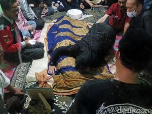 Isak Tangis Sambut Kedatangan Jenazah Nanay Berlyn di Cileunyi