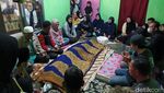 Isak Tangis Sambut Kedatangan Jenazah Nanay Berlyn di Cileunyi