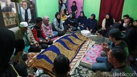 Pihak keluarga berharap proses penyelidikan dari pihak kepolisian bisa segera mengungkap pelakunya.