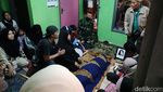 Isak Tangis Sambut Kedatangan Jenazah Nanay Berlyn di Cileunyi
