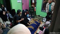 Nanay Berlyn anak ketiga dari tiga bersaudara. Jenazah dimakamkan di pemakaman keluarga tak jauh dari kediamannya pada sore tadi.