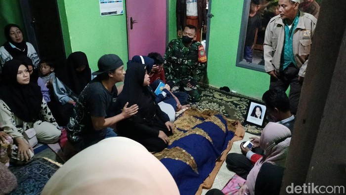 Isak tangis mewarnai kedatangan jenazah Rizna Apriliandhiny (22) alias Nanay Berlyn di rumahnya, Kampung Panyawungan, Desa Cileunyi Wetan, Kabupaten Bandung, Jumat (4/2/2022). Nanay Berlyn korban pembunuhan yang mayatnya diduga dibuang pelaku di semak-semak, Jalan Cisaranten Kulon III, Kecamatan Arcamanik, Kota Bandung, Kamis (3/3).