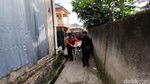 Isak Tangis Sambut Kedatangan Jenazah Nanay Berlyn di Cileunyi