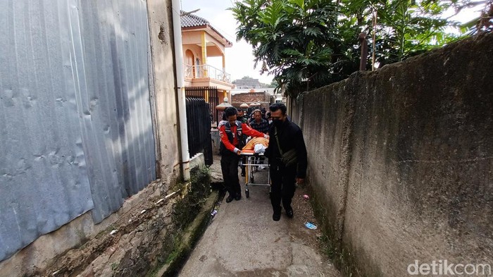 Isak tangis mewarnai kedatangan jenazah Rizna Apriliandhiny (22) alias Nanay Berlyn di rumahnya, Kampung Panyawungan, Desa Cileunyi Wetan, Kabupaten Bandung, Jumat (4/2/2022). Nanay Berlyn korban pembunuhan yang mayatnya diduga dibuang pelaku di semak-semak, Jalan Cisaranten Kulon III, Kecamatan Arcamanik, Kota Bandung, Kamis (3/3).