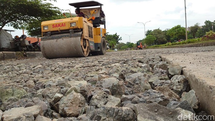 Jalan rusak di jalur wisata Anyer mulai diperbaiki