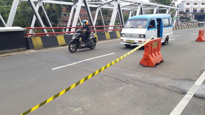 Jembatan Karundang retak-retak imbas banjir di Serang