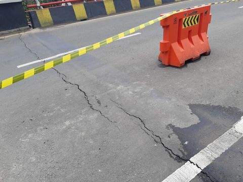 Jembatan Karundang retak-retak imbas banjir di Serang