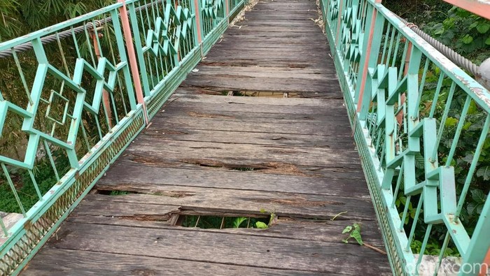 Jembatan Wiratman Karkasa, Srengseng Sawah Jagakarsa Jaksel-Pasir Gunung Cimanggis Depok Jabar, 4 Maret 2022. (Marteen Ronaldo Pakpahan/detikcom)