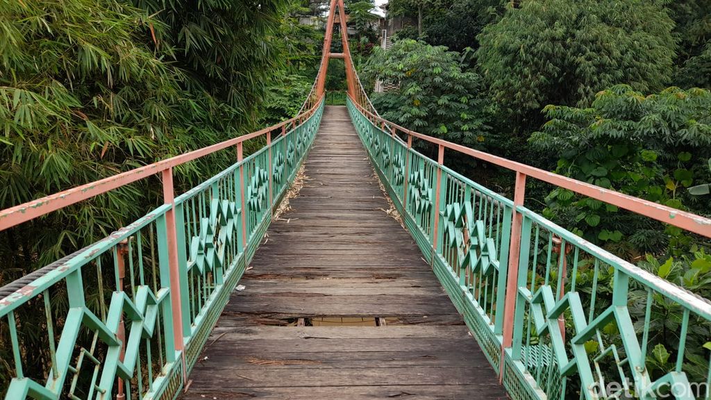 Jembatan Wiratman Karkasa, Srengseng Sawah Jagakarsa Jaksel-Pasir Gunung Cimanggis Depok Jabar, 4 Maret 2022. (Marteen Ronaldo Pakpahan/detikcom)