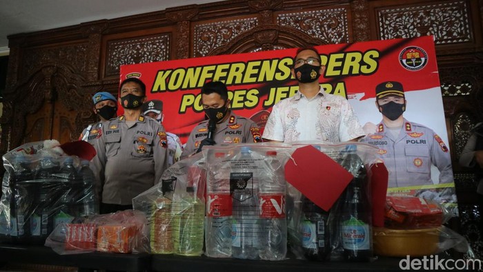 Jumpa pers kasus miras oplosan di Polres Jepara, Jumat (4/3/2022).