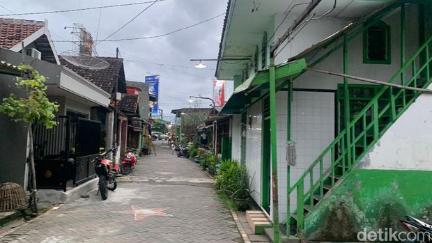Ada kampung di Surabaya yang berada di tengah jalan. Kampung ini 'dijepit' Jalan Ahmad Yani arah Wonokromo dan arah Bundaran Waru.