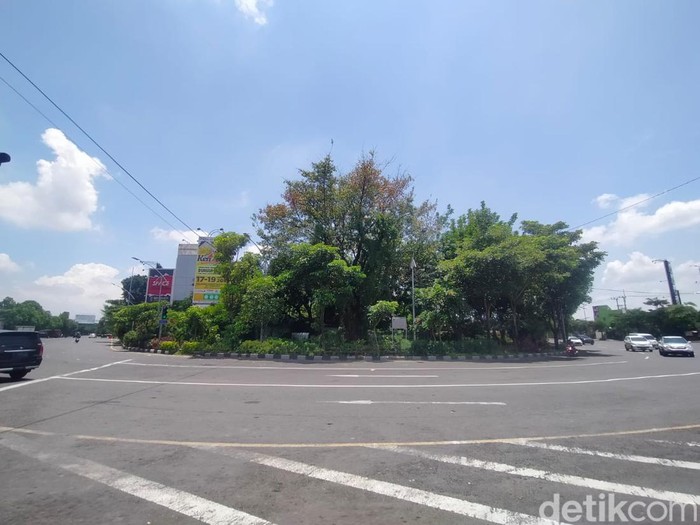 Ada kampung di Surabaya yang berada di tengah jalan. Kampung ini dijepit Jalan Ahmad Yani arah Wonokromo dan arah Bundaran Waru.