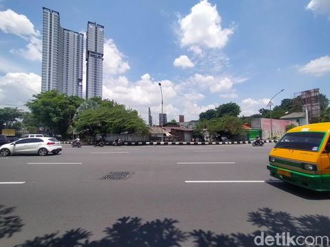 Ada kampung di Surabaya yang berada di tengah jalan. Kampung ini 'dijepit' Jalan Ahmad Yani arah Wonokromo dan arah Bundaran Waru.