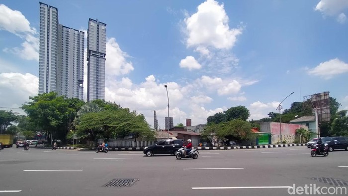 Ada kampung di Surabaya yang berada di tengah jalan. Kampung ini dijepit Jalan Ahmad Yani arah Wonokromo dan arah Bundaran Waru.