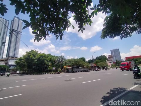 Ada kampung di Surabaya yang berada di tengah jalan. Kampung ini 'dijepit' Jalan Ahmad Yani arah Wonokromo dan arah Bundaran Waru.