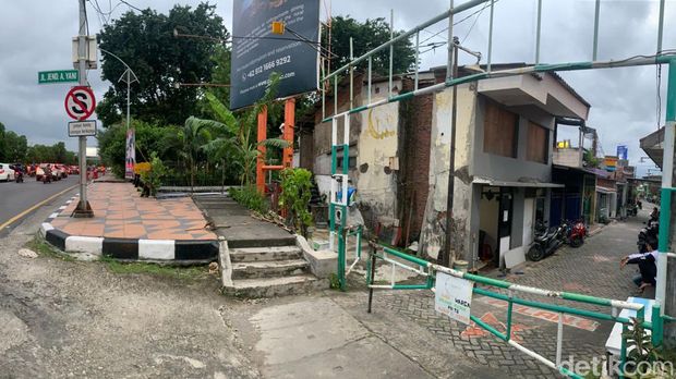 Ada kampung di Surabaya yang berada di tengah jalan. Kampung ini 'dijepit' Jalan Ahmad Yani arah Wonokromo dan arah Bundaran Waru.