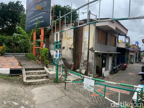 Ada kampung di Surabaya yang berada di tengah jalan. Kampung ini 'dijepit' Jalan Ahmad Yani arah Wonokromo dan arah Bundaran Waru.