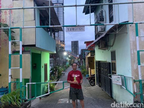 Ada kampung di Surabaya yang berada di tengah jalan. Kampung ini 'dijepit' Jalan Ahmad Yani arah Wonokromo dan arah Bundaran Waru.