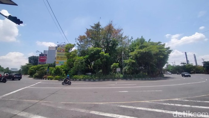 Ada kampung di Surabaya yang berada di tengah jalan. Kampung ini dijepit Jalan Ahmad Yani arah Wonokromo dan arah Bundaran Waru.