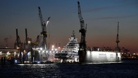 Selain itu ada Superyacht Luna terlihat di dermaga Blohm+Voss di pelabuhan di Hamburg, Jerman, Kamis (3/3/2022) waktu setempat. 