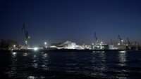Jerman menyita kapal pesiar mewah jenis Dilbar milik Alisher Usmanov di galangan kapal Hamburg. Kapal pesiar jenis Dilbar milik Usmanov itu diperkirakan memiliki tinggi 512 kaki dengan harga U$ 600 juta atau setara Rp 8,58 miliar.  