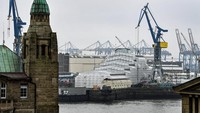 Superyacht Dilbar sepanjang 156 meter milik miliarder Rusia Alisher Usmanov, terlihat di dermaga Blohm+Voss di pelabuhan di Hamburg, Jerman, Kamis (3/3/2022) waktu setempat.  