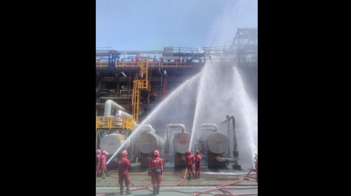 Sejumlah petugas pemadam kebakaran dari Pertamina berusaha memadamkan api di area RU V Pertamina, Karanganyar, Balikpapan, Kalimantan Timur, Jumat (4/3/2022). Kebakaran terjadi di Kilang PT Pertamina (Persero) area RU V Pertamina Balikpapan yang disebabkan flash di inlet pipa finfan cooler hydrocracker B di area tersebut, namun demikian api sudah berhasil dipadamkan dan operasional kilang Balikpapan masih berjalan normal. ANTARA FOTO/Novi Abdi/Bay/wsj.