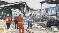 Menurut keterangan warga kebakaran tersebut diduga akibat ledakan mesin pada pukul 13.00 WIB.