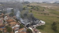 Foto udara lokasi kebakaran pabrik pengolahan limbah di Desa Cicau, Cikarang, Kabupaten Bekasi, Jawa Barat, Jumat (4/3/2022).