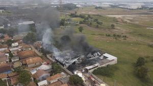 Foto-foto Pabrik Pengolahan Limbah di Cikarang Terbakar
