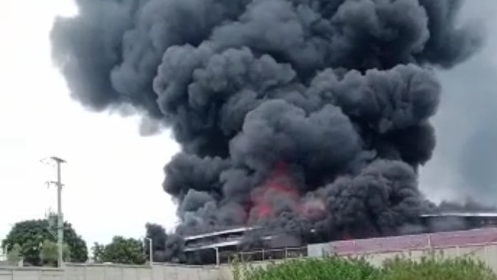 Kebakaran besar melanda gudang limbah styrofoam di Cikarang Pusat, Kabupaten Bekasi, Jawa Barat, Jumat (4/3/2022) siang.