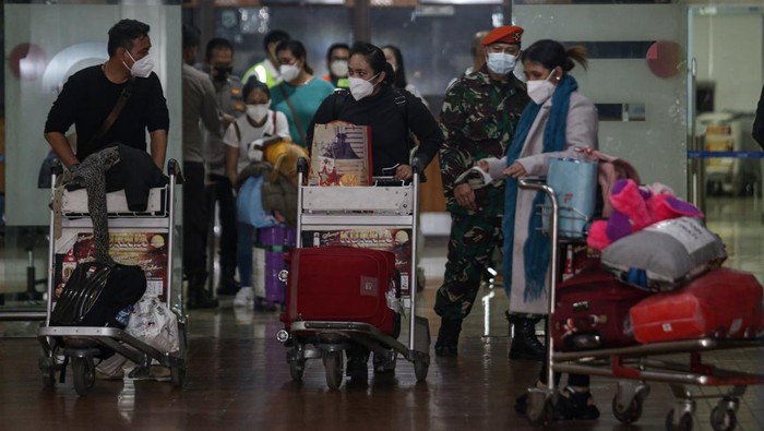 Sejumlah Warga Negara Indonesia (WNI) yang dievakuasi dari Ukraina berada di dalam bus setibanya di Terminal 2 Bandara Internasional Soekarno Hatta, Tangerang, Banten, Kamis (3/3/2022). Sebanyak 80 WNI dan tiga WNA tiba di Indonesia setelah dievakuasi dari Ukraina dan selanjutnya ke Rusun Pasar Rumput untuk menjalani karantina kesehatan. ANTARA FOTO/Fauzan/hp.