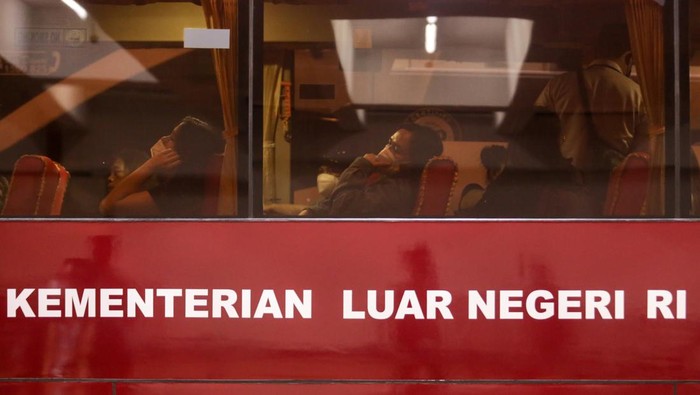Sejumlah Warga Negara Indonesia (WNI) yang dievakuasi dari Ukraina berada di dalam bus setibanya di Terminal 2 Bandara Internasional Soekarno Hatta, Tangerang, Banten, Kamis (3/3/2022). Sebanyak 80 WNI dan tiga WNA tiba di Indonesia setelah dievakuasi dari Ukraina dan selanjutnya ke Rusun Pasar Rumput untuk menjalani karantina kesehatan. ANTARA FOTO/Fauzan/hp.