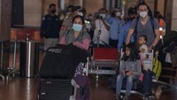 Sebanyak 80 WNI dan tiga WNA tiba di Indonesia setelah dievakuasi dari Ukraina.  