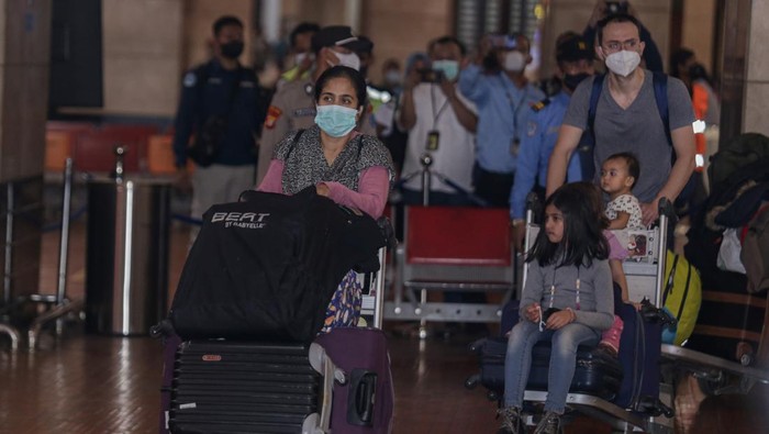 Sejumlah Warga Negara Indonesia (WNI) yang dievakuasi dari Ukraina berada di dalam bus setibanya di Terminal 2 Bandara Internasional Soekarno Hatta, Tangerang, Banten, Kamis (3/3/2022). Sebanyak 80 WNI dan tiga WNA tiba di Indonesia setelah dievakuasi dari Ukraina dan selanjutnya ke Rusun Pasar Rumput untuk menjalani karantina kesehatan. ANTARA FOTO/Fauzan/hp.