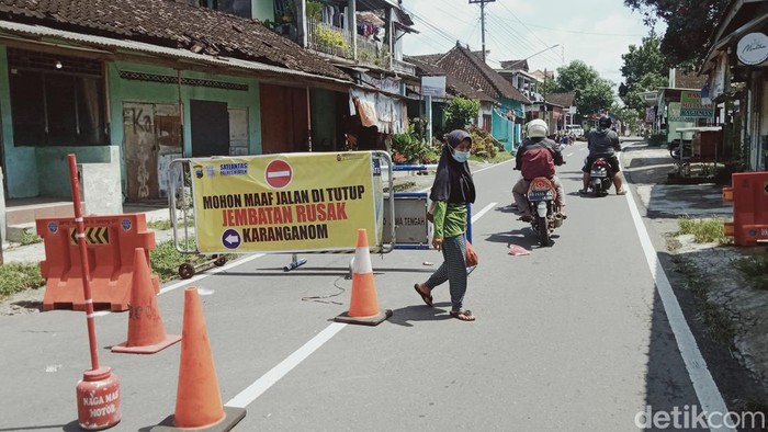 Kendaraan kecil motor dialihkan ke jalan desa di dekat jembatan Kadirejo.