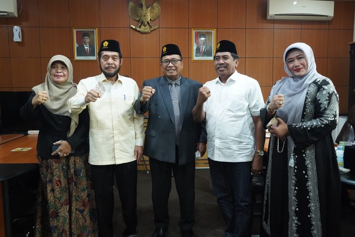 Ketua MK Anwar Usman (kedua dari kanan) & Rektor Unissula Prof Dr Gunarto (tengah).