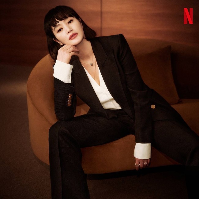 Kim Hye Soo meraih popularitas sejak remaja di tahun 1980an hingga 1990an. Setahun sebelum debut aktingnya, dia menjadi bintang iklan Milo pada 1985. Aktris yang sering berdonasi itu dikenal dengan perannya dalam drama Korea Signal, Hyena, dan terbaru garapan Netflix Juvenile Justice. Foto: Instagram @hs_kim_95