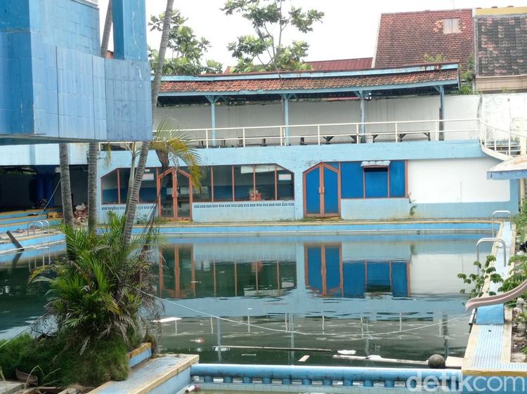 Terbengkalai Tak Terawat, Kolam Renang Yulis Nasibmu Kini...